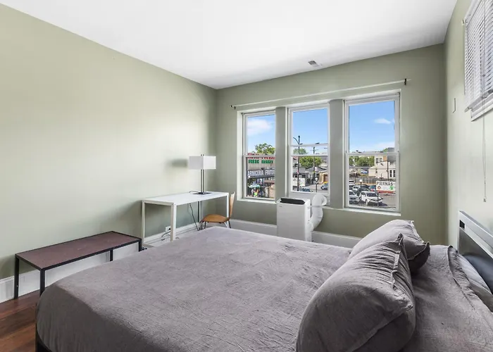 Aparthotel Private In Stylish Humboldt Park Retreat *
