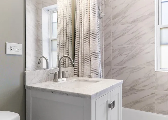Private In Stylish Humboldt Park Retreat *